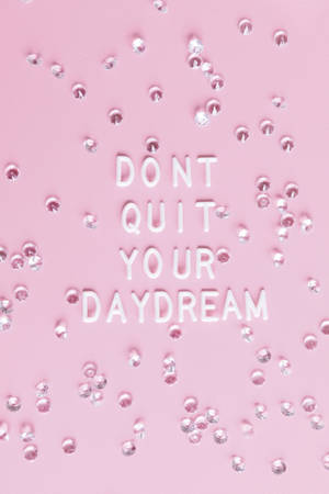 粉紅色背景，白色3D文字寫著 'DON'T QUIT YOUR DAYDREAM'，周圍環繞著銀色水鑽。 — 夢境 GIF 壁紙