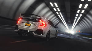 白色本田Civic Type R在夜間燈光隧道中疾馳。