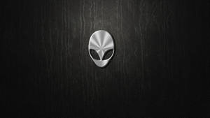 黑色皮革背景上的銀色外星人標誌
