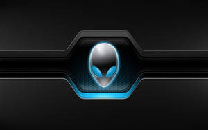 Alienware 標誌在黑色科技面板上發出藍光