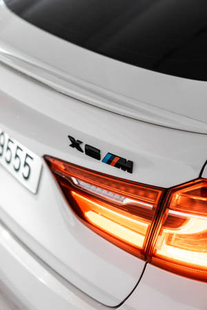 白色BMW X6 M尾燈及標誌的近距離特寫。 — 平治 C300 壁紙