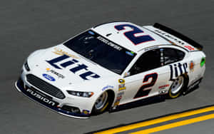 白色 Miller Lite Ford Fusion 賽車在黃線賽道上高速行駛。