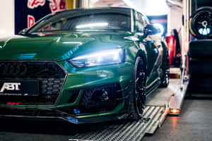 車間內測功機上的綠色ABT奧迪RS5。
