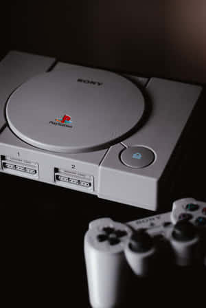 深色表面上的白色PlayStation 1主機及控制器。 — POCO Pad 壁紙