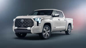 攝影棚中帶漸變燈光的銀色豐田Tundra pickup truck。