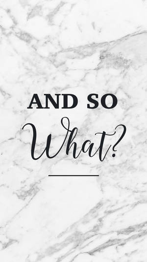 大理石背景上的文字引用「AND SO What?」 — 黑白 壁紙