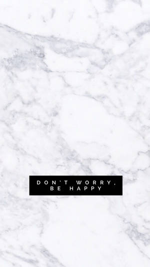 白色大理石紋理，帶有黑色文字框，上面寫著 don't worry be happy。 — 黑白 壁紙