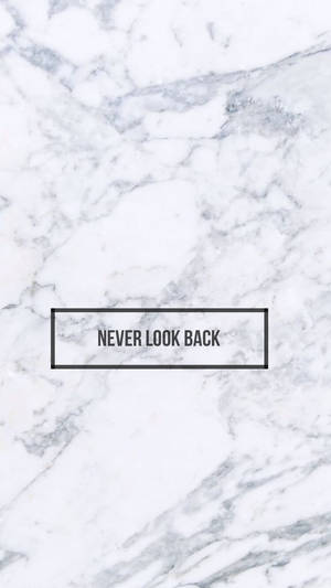 大理石紋理，黑色框中帶有勵志名言 never look back。 — 黑白 壁紙