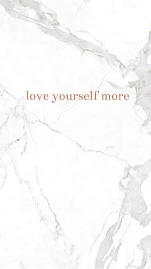 白色大理石紋理，帶灰色紋理，以及棕色文字「love yourself more」的短語。 — 愛心 壁紙