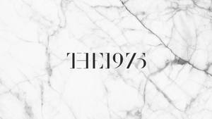 白色大理石紋理，黑色文字 THE1975