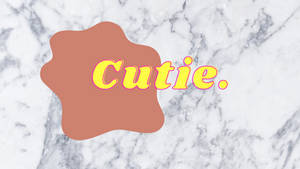 粉紅色輪廓的粗體黃色文字 'Cutie' 位於珊瑚色塊上，背景為大理石。
