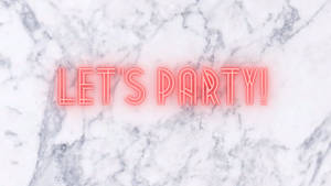 粉紅色霓虹燈牌寫著 LET'S PARTY! 在大理石背景上