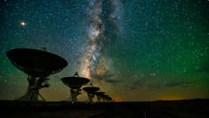 無線電望遠鏡在星空下，銀河系可見 — 銀河系 壁紙