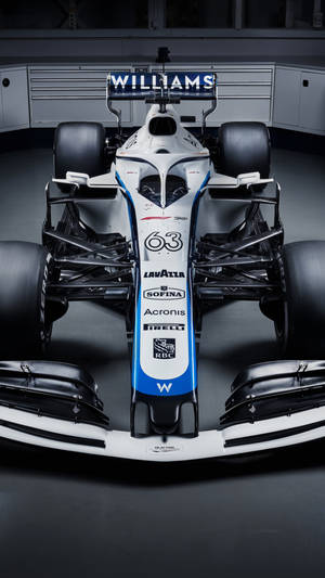 車庫中的威廉姆斯F1賽車63號，帶有贊助商標誌