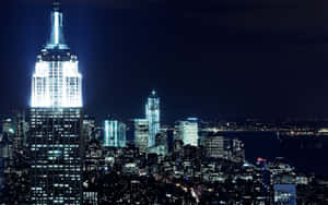 夜景，以燈光璀璨的帝國大廈及周圍摩天大樓為特色。 — 紐約市 壁紙