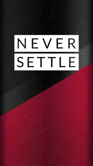 黑色和紅色皮革背景，帶有粗體白色文字，寫著 never settle。 — OnePlus 壁紙