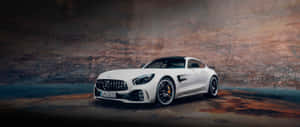 白色Mercedes-AMG GT跑車在黑暗的工業隧道中，牆壁有紋理。 — 汽車 壁紙