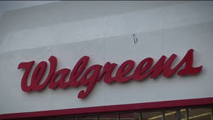 白色建築物外牆上的 Walgreens 藥房標誌。