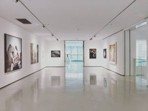 現代藝術畫廊，白色牆壁和拋光地板，展示框裝藝術品。 — 極簡美學 壁紙