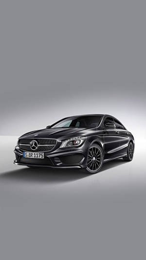 黑色Mercedes-AMG CLA45跑車在工作室中，灰色背景。