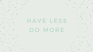 薄荷色文字寫著 have less do more，淺色背景上散落圓點