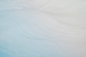 光滑流動的雪堆，帶有柔和的藍白色調