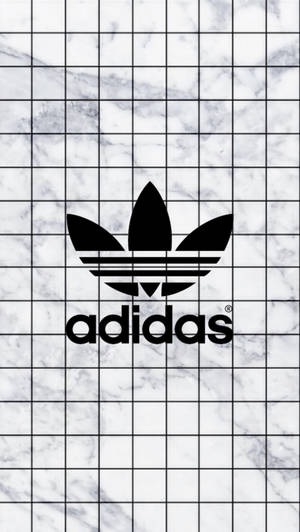 Adidas標誌於大理石背景上帶有網格圖案