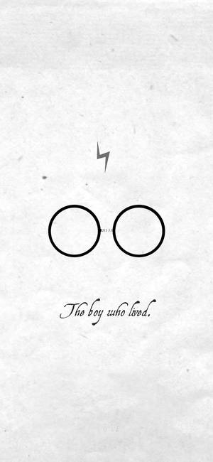 紋理紙上印有黑色輪廓眼鏡、閃電和「The boy who lived」字句。