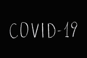 黑色表面上白色粉筆寫下的COVID-19。 — 黑色動態圖 壁紙