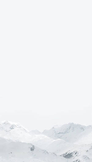 朦朧白色天空下的雪山山脈