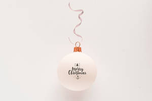 白色聖誕裝飾，配有粉紅色絲帶和「Merry Christmas」文字。
