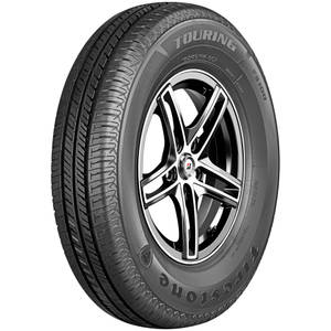 Firestone Touring 輪胎安裝在銀色合金輪圈上，在影樓燈光下展示。