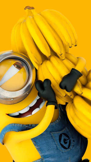 一個Minion角色面帶燦爛笑容擁抱一束香蕉。