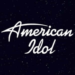 在星空夜空背景上以白色字體顯示的American Idol標誌。 — 簡單 壁紙
