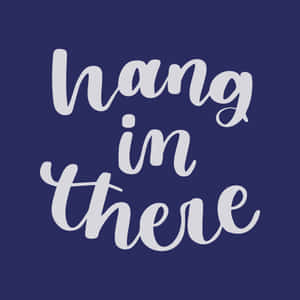 海軍藍背景上白色草書的勵志短語「hang in there」 — iPad 第10代 壁紙