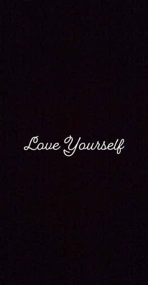文字桌布，白色草書引言「Love Yourself」位於帶有紋理的黑色背景上。 — Pixel Fold 壁紙