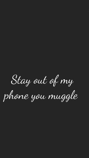 黑色背景上帶有白色草書文字 stay out of my phone you muggle — 哈利波特 美學 GIF 壁紙
