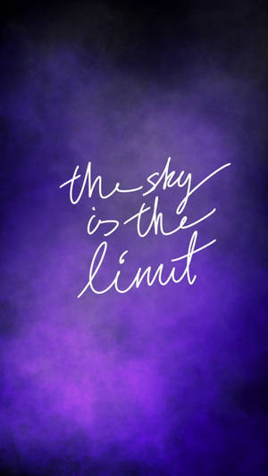 勵志名言 the sky is the limit 以白色字體寫在紫色漸變背景上 — 紫色 壁紙