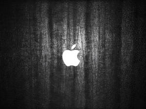 深色木紋背景上的白色Apple標誌