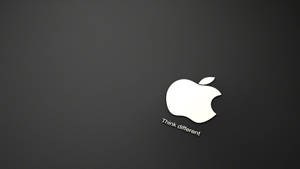 深灰色背景上的白色Apple標誌，帶有「Think different」標語。