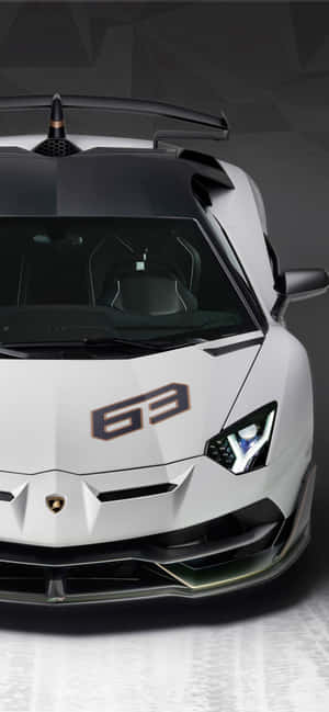 白色林寶堅尼 Aventador SVJ 63 跑車，帶有黑色飾邊和幾何背景。
