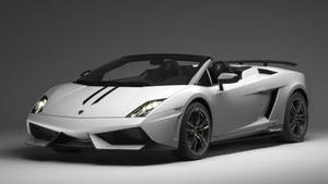 銀色林寶堅尼Gallardo Spyder開篷跑車，帶有黑色飾邊和賽車條紋，在工作室中。 — 汽車 壁紙