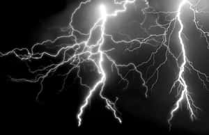 明亮的閃電以鋸齒狀的電能照亮黑暗的天空。