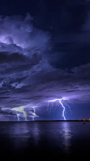 在暴風雨的夜空下，紫色閃電劃過黑暗的湖泊。