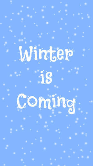 雪花在藍色背景上飄落，並有 Winter is Coming 字樣。 — 簡潔 壁紙