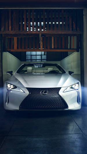 銀色Lexus跑車停放在木車庫內，帶有戲劇性的燈光。