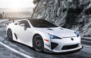 白色Lexus LFA跑車停泊在日落時分的山路上。