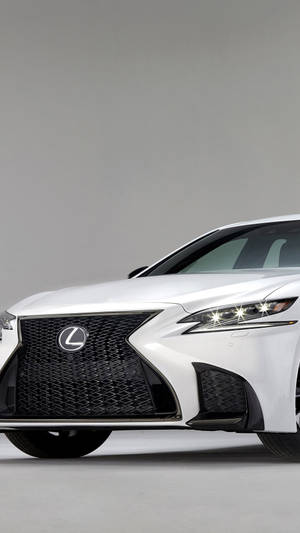 白色Lexus房車，在工作室環境中配備銳利頭燈和大膽格柵。