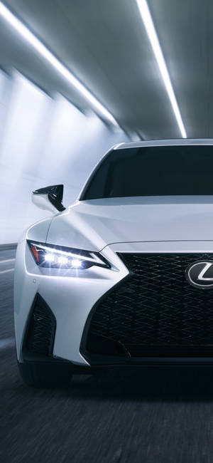 白色Lexus汽車在夜間隧道中疾馳，伴有發光的燈光。