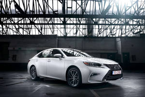 白色Lexus ES 200房車停放在有鋼樑的倉庫中。